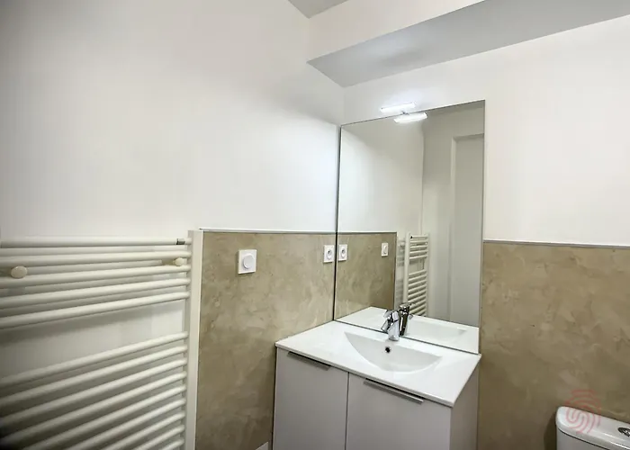 F2 Avec Terrasse, Proche Thermes Et Centre-ville - Animaux Bienvenus, Wifi Inclus - Fr-1-451-205 아파트 라말루-레-뱅