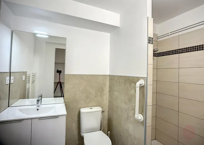 F2 Avec Terrasse, Proche Thermes Et Centre-ville - Animaux Bienvenus, Wifi Inclus - Fr-1-451-205 라말루-레-뱅